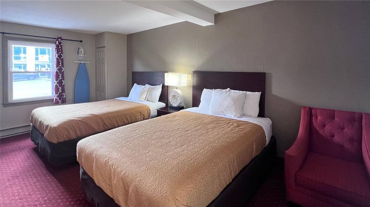 Rodeway Inn & Suites Room