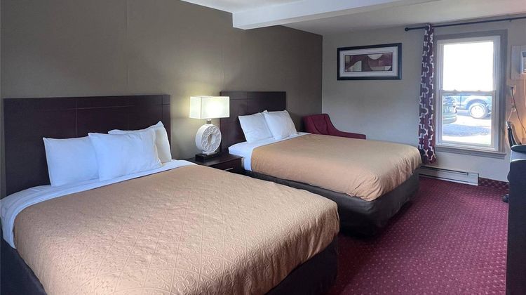 Rodeway Inn & Suites Room
