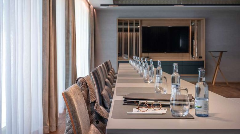 <b>Hotel Maier Meeting</b>. Images powered by <a href="https://iceportal.shijigroup.com/" title="IcePortal" target="_blank">IcePortal</a>.