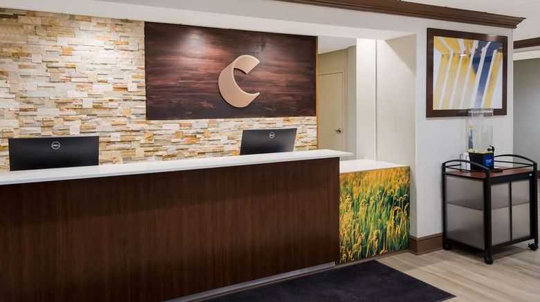 <b>Comfort Inn & Suites Lobby</b>. Images powered by <a href="https://iceportal.shijigroup.com/" title="IcePortal" target="_blank">IcePortal</a>.