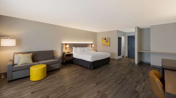 Quality Inn & Suites Suite
