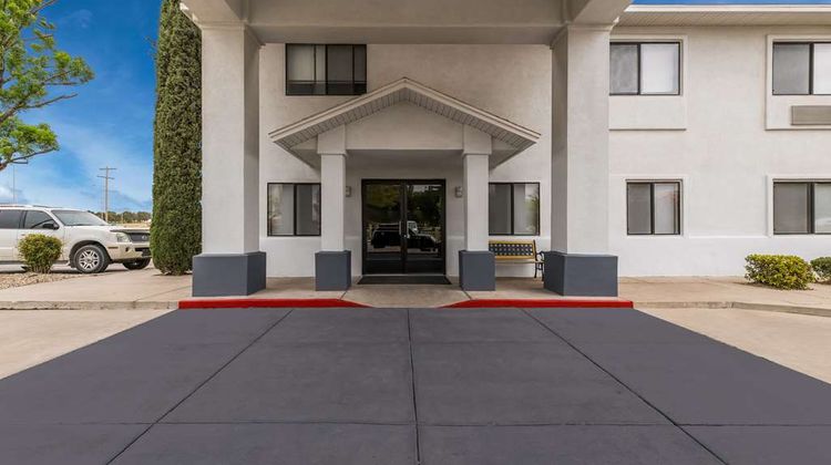 Quality Inn & Suites Exterior