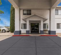 Quality Inn & Suites Exterior