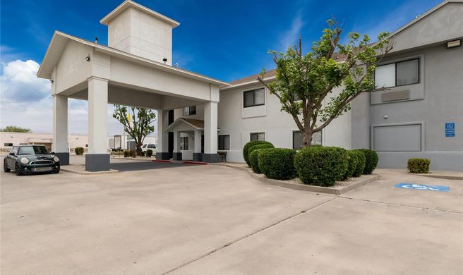 Quality Inn & Suites Exterior