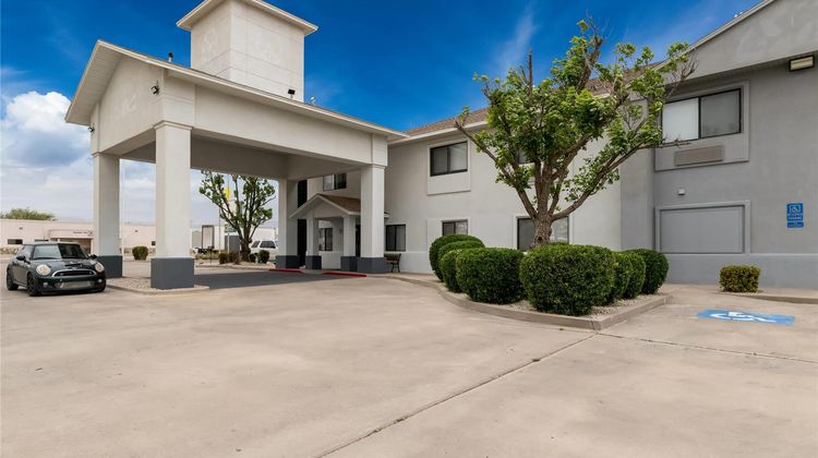 Quality Inn & Suites Exterior