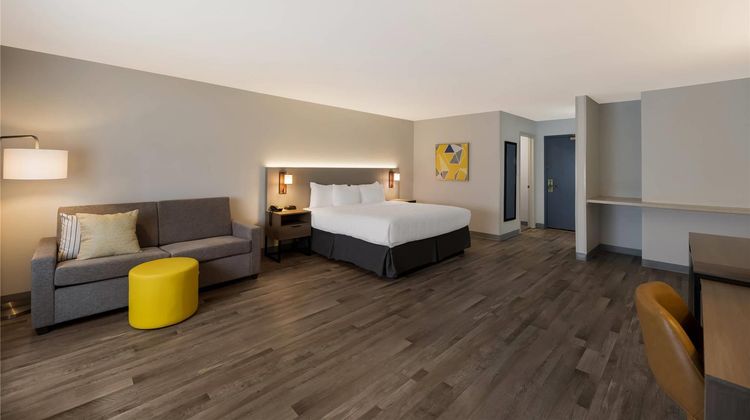 Quality Inn & Suites Suite