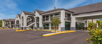 Econo Lodge Mobile Exterior