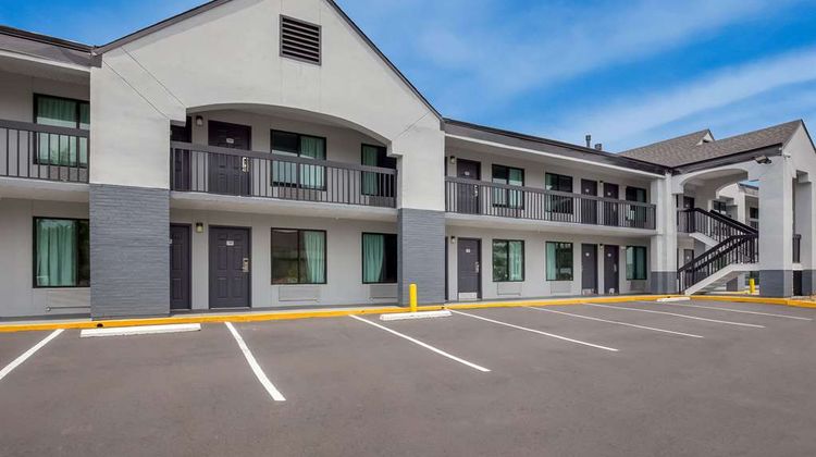 Econo Lodge Mobile Exterior