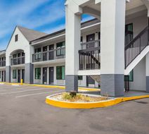 Econo Lodge Mobile Exterior