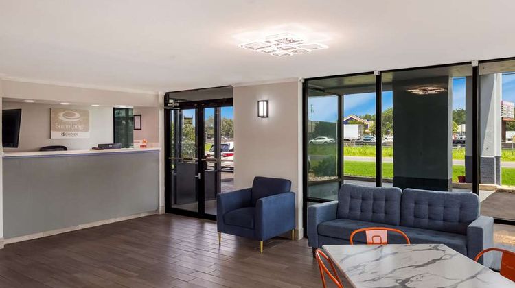 Econo Lodge Mobile Lobby