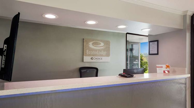Econo Lodge Mobile Lobby