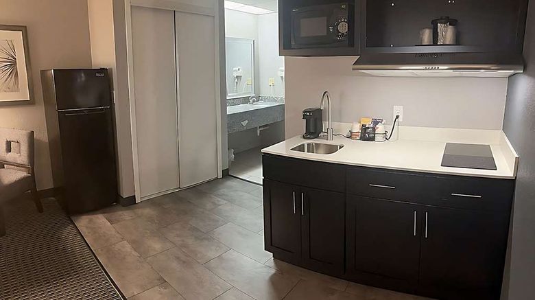 <b>Suburban Studios Suite</b>. Images powered by <a href="https://iceportal.shijigroup.com/" title="IcePortal" target="_blank">IcePortal</a>.