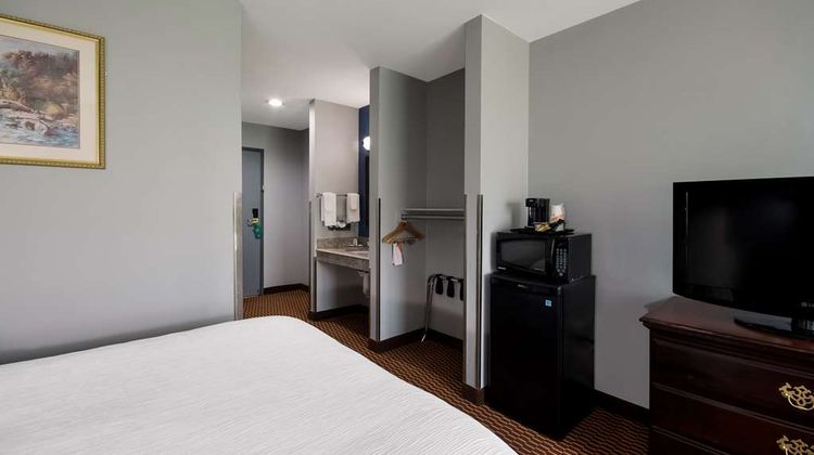 Quality Inn & Suites Oklahoma City North Room