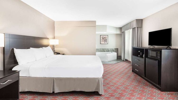 Baymont by Wyndham Brooklyn Center Suite