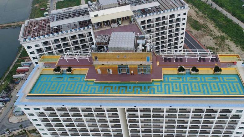 <b>Wyndham Danang Golden Bay Hotel Pool</b>. Images powered by <a href="https://iceportal.shijigroup.com/" title="IcePortal" target="_blank">IcePortal</a>.