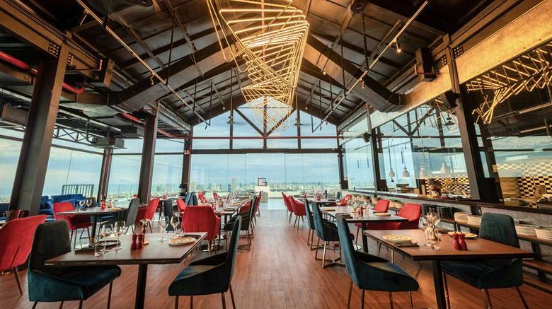 <b>Wyndham Danang Golden Bay Hotel Restaurant</b>. Images powered by <a href="https://iceportal.shijigroup.com/" title="IcePortal" target="_blank">IcePortal</a>.