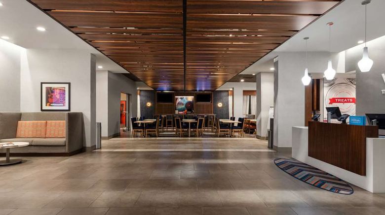 <b>Hampton Inn Airport Century Place Lobby</b>. Images powered by <a href="https://iceportal.shijigroup.com/" title="IcePortal" target="_blank">IcePortal</a>.