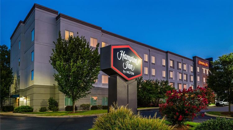 Hampton Inn Airport Century Place Exterior