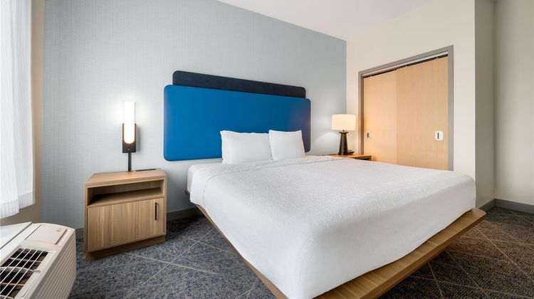 Hampton Inn Airport Century Place Room
