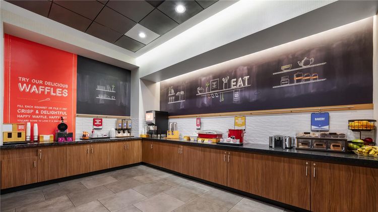 Hampton Inn Airport Century Place Restaurant