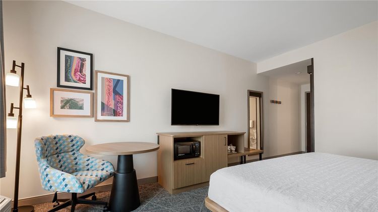 Hampton Inn Airport Century Place Room