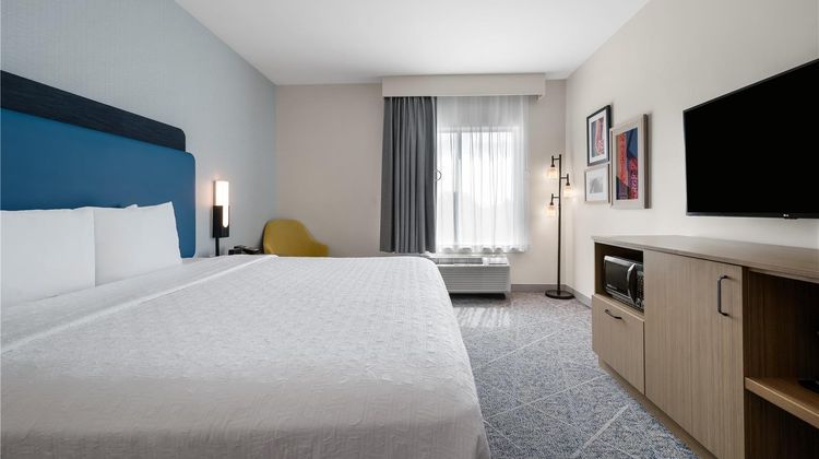 Hampton Inn Airport Century Place Room