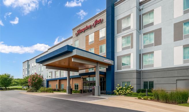 Hampton Inn Airport Century Place Exterior