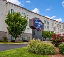 Hampton Inn Airport Century Place Exterior