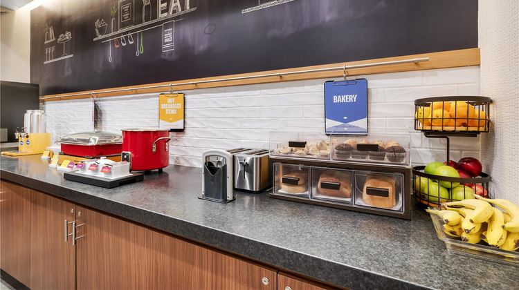 Hampton Inn Airport Century Place Restaurant
