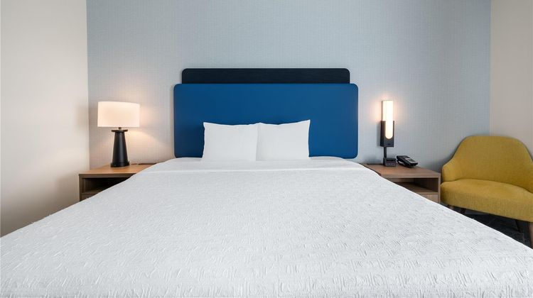 Hampton Inn Airport Century Place Room