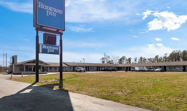 Rodeway Inn Exterior