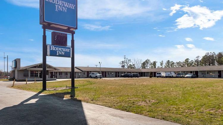 Rodeway Inn Exterior