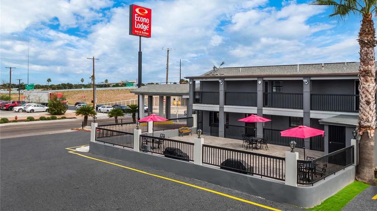 Econo Lodge Inn & Suites Exterior