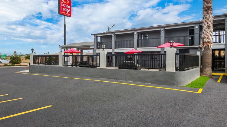 Econo Lodge Inn & Suites Exterior
