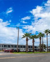 Econo Lodge Inn & Suites