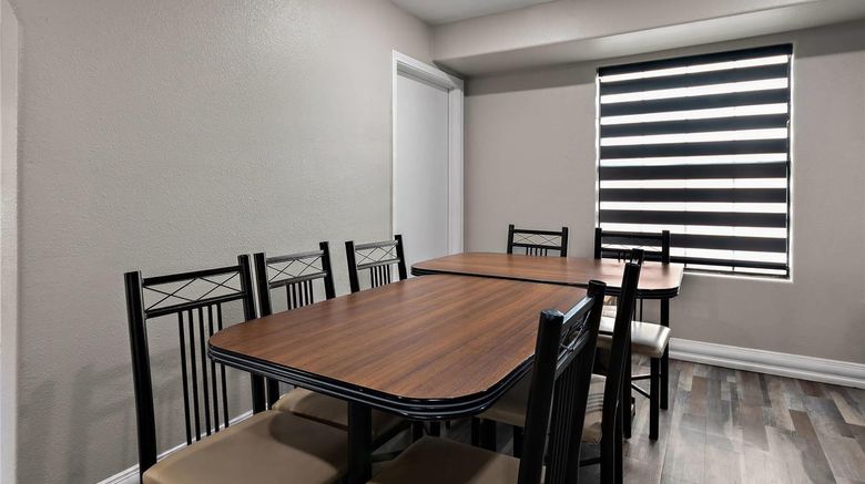 <b>Econo Lodge Inn & Suites Restaurant</b>. Images powered by <a href="https://iceportal.shijigroup.com/" title="IcePortal" target="_blank">IcePortal</a>.