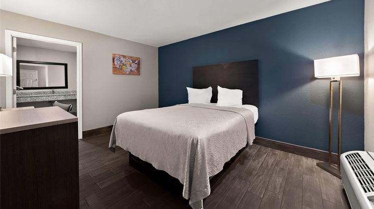 Econo Lodge Inn & Suites Room