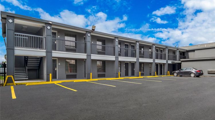 Econo Lodge Inn & Suites Exterior