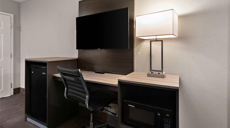 Econo Lodge Inn & Suites Room