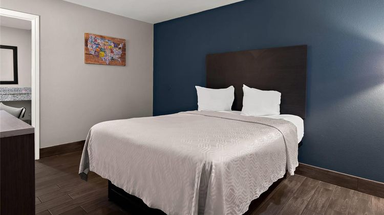 Econo Lodge Inn & Suites Room