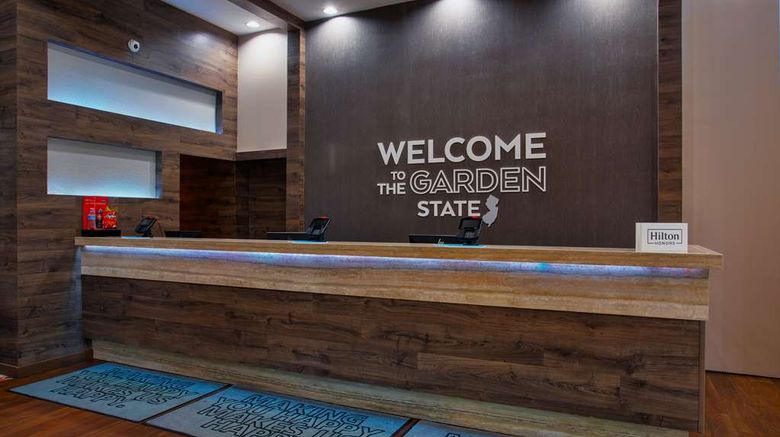 <b>Hampton Inn & Suites Newark Airport Lobby</b>. Images powered by <a href="https://iceportal.shijigroup.com/" title="IcePortal" target="_blank">IcePortal</a>.
