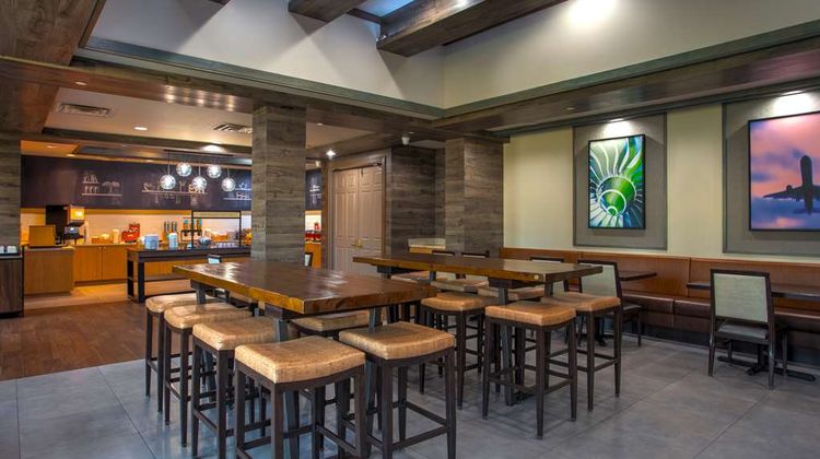 Hampton Inn & Suites Newark Airport Restaurant