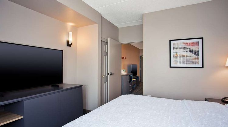 Hampton Inn & Suites Newark Airport Room