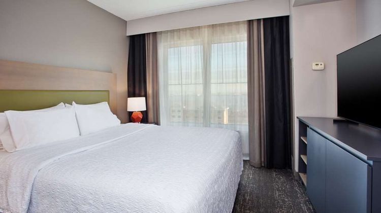 Hampton Inn & Suites Newark Airport Room
