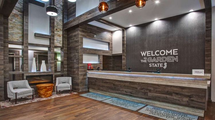 Hampton Inn & Suites Newark Airport Lobby