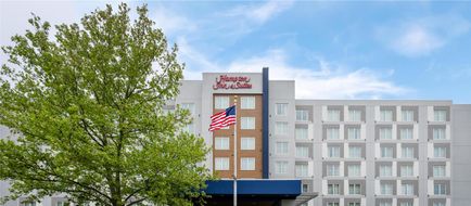 Hampton Inn & Suites Newark Airport Exterior