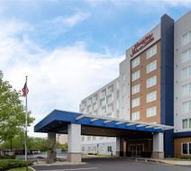 Hampton Inn & Suites Newark Airport Exterior