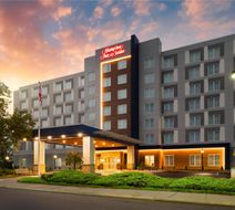 Hampton Inn & Suites Newark Airport Exterior