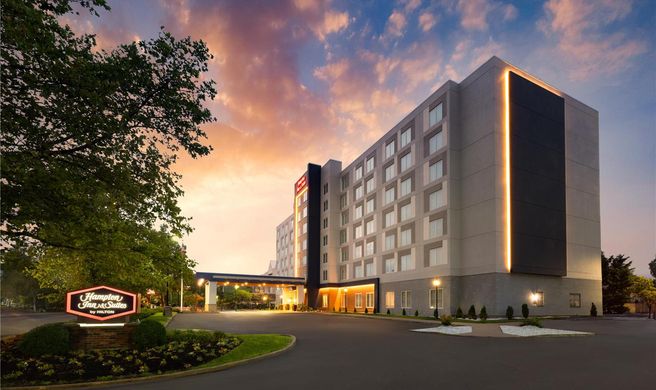 Hampton Inn & Suites Newark Airport Exterior