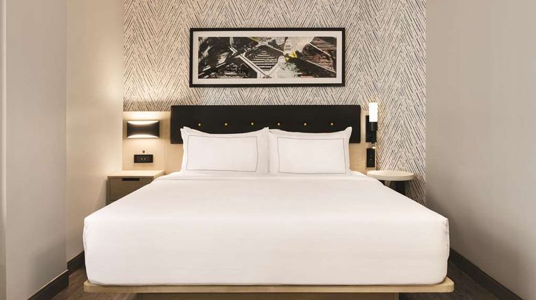 <b>DoubleTree by Hilton NY Midtown 5th Ave Room</b>. Images powered by <a href="https://iceportal.shijigroup.com/" title="IcePortal" target="_blank">IcePortal</a>.